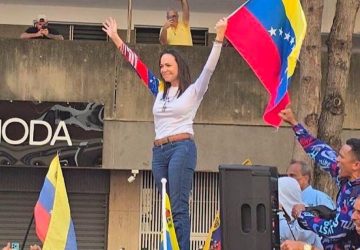 Com tiros: Líder opositora venezuelana tem comboio interceptado ao sair de um protesto e é sequestrada por militares do regime Maduro