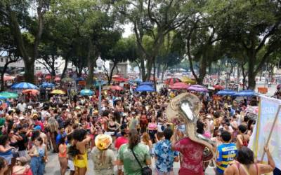 Carnaval não oficial no RJ reúne multidão