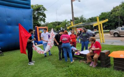 Bomba é lançada em direção a manifestantes durante ato no Dia Internacional da Mulher em Sinop