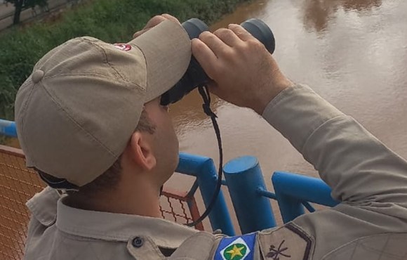 Bombeiros fazem buscas por jovem de 19 anos que desapareceu em rio de Mato Grosso.