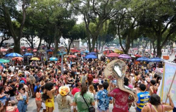 Carnaval não oficial no RJ reúne multidão