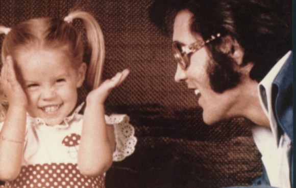 Lisa Marie Presley revela detalhes sobre a morte de Elvis em biografia póstuma